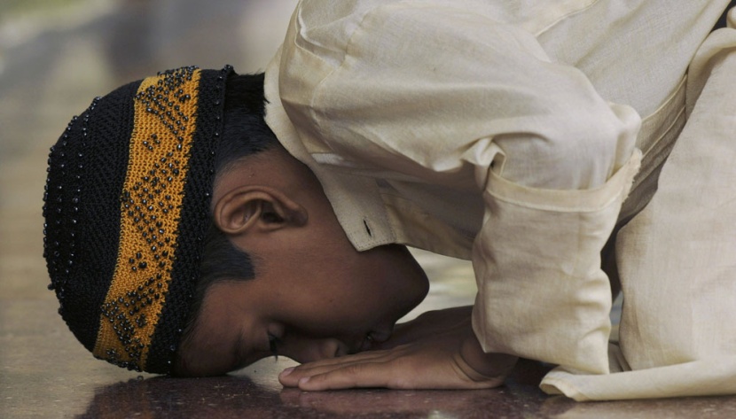 ساجدا لله في آخر جمعة من رمضان..طفل هندي يؤدي الصلاة في أحد مساجد إقليم أقارتالا الهندي.