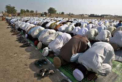 المسلمون حول العالم يؤدون صلاة عيد الفطر المبارك
