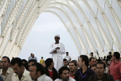 المسلمون حول العالم يؤدون صلاة عيد الفطر المبارك