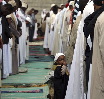 المسلمون حول العالم يؤدون صلاة عيد الفطر المبارك