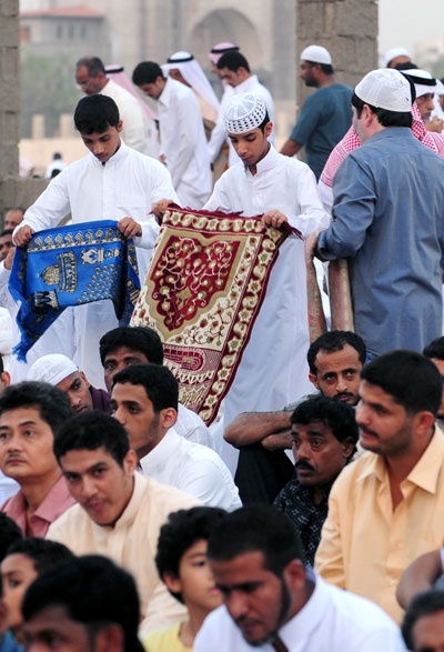المسلمون حول العالم يؤدون صلاة عيد الفطر المبارك