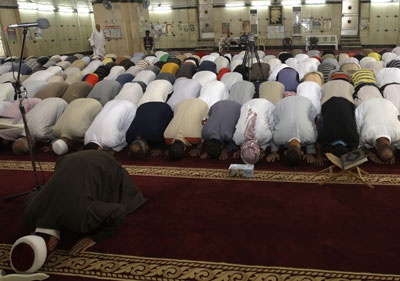 المسلمون حول العالم يؤدون صلاة عيد الفطر المبارك