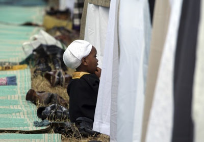 المسلمون حول العالم يؤدون صلاة عيد الفطر المبارك