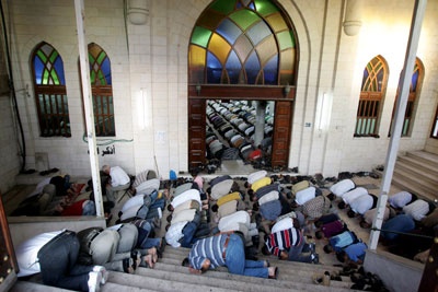 المسلمون حول العالم يؤدون صلاة عيد الفطر المبارك
