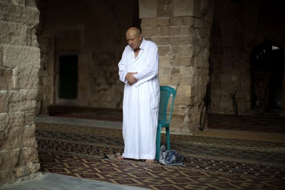 المسلمون حول العالم يؤدون صلاة عيد الفطر المبارك