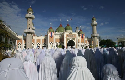 المسلمون حول العالم يؤدون صلاة عيد الفطر المبارك