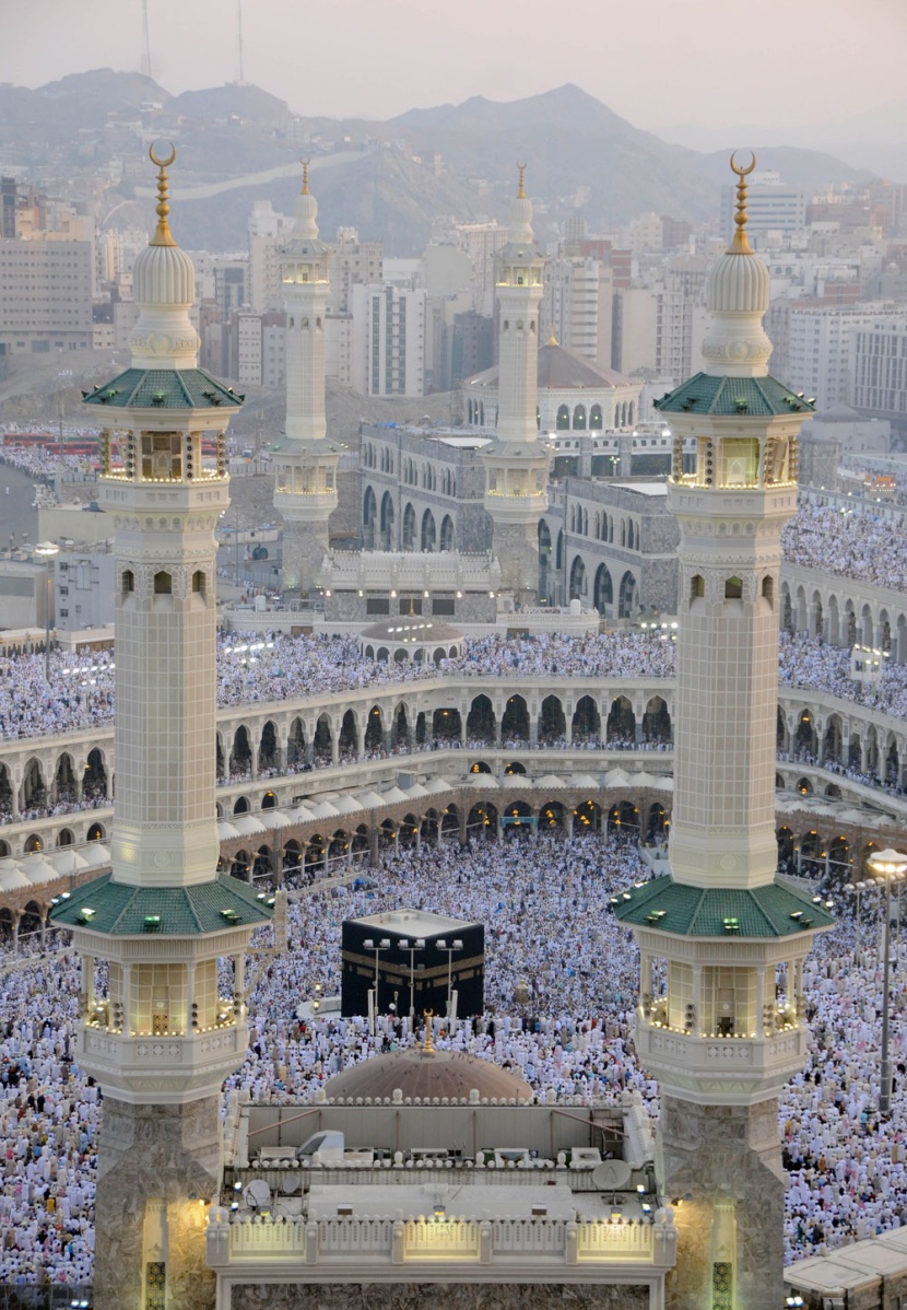 مليونا مصل امتلأت بهم جنبات المسجد الحرام في مكة المكرمة حيث أدوا صلاة عيد الفطر المبارك.