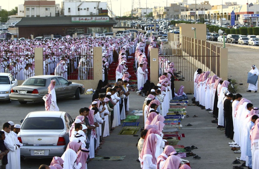 سعوديون يؤدون صلاة عيد الفطر المبارك في أحد المصليات المنتشرة في مدينة الرياض.