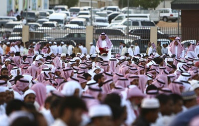 سعوديون يؤدون صلاة عيد الفطر المبارك في أحد المصليات المنتشرة في مدينة الرياض.