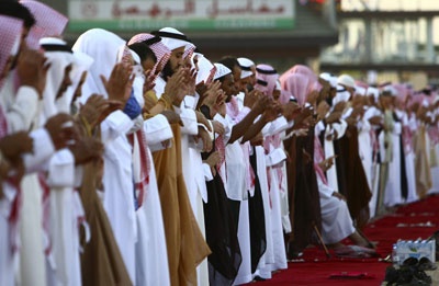 سعوديون يؤدون صلاة عيد الفطر المبارك في أحد المصليات المنتشرة في مدينة الرياض.