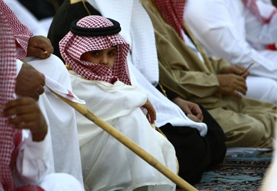 سعوديون يؤدون صلاة عيد الفطر المبارك في أحد المصليات المنتشرة في مدينة الرياض.