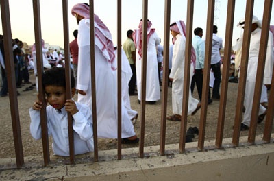 سعوديون يؤدون صلاة عيد الفطر المبارك في أحد المصليات المنتشرة في مدينة الرياض.