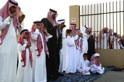 سعوديون يؤدون صلاة عيد الفطر المبارك في أحد المصليات المنتشرة في مدينة الرياض.