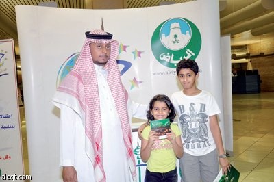 «أمانة الرياض» تستقبل زوار المطار والفنادق بكتيب برنامج «عيد الرياض»