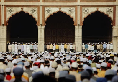 مسلمون في شبه القارة الهندية وبعض الدول الإسلامية يؤدون صلاة عيد الفطر.