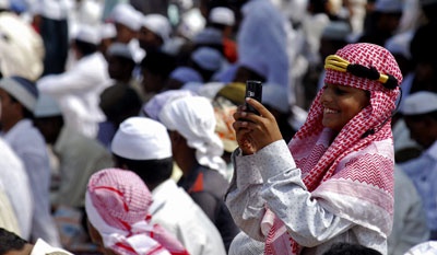 مسلمون في شبه القارة الهندية وبعض الدول الإسلامية يؤدون صلاة عيد الفطر.