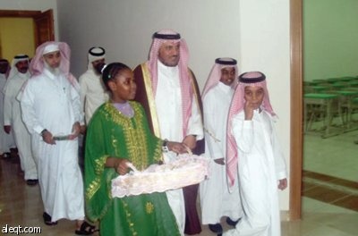 لحظة معايدة في دار أيتام