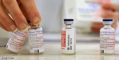 طالب صيني يتوجع من ألم إبرة اللقاح ضد أنفلونزا الخنازير، حيث بدأت الصين أول حملة تلقيح ضد الفيروس على طلاب المدارس.