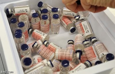 طالب صيني يتوجع من ألم إبرة اللقاح ضد أنفلونزا الخنازير، حيث بدأت الصين أول حملة تلقيح ضد الفيروس على طلاب المدارس.