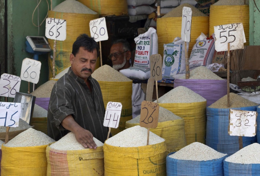 بائع يعرض أنواع متعددة من الأرز مع تسعيراتها بالكيلو في محله في كراتشي في باكستان والتي تعد أحد أكبر منتجي الأرز في العالم.