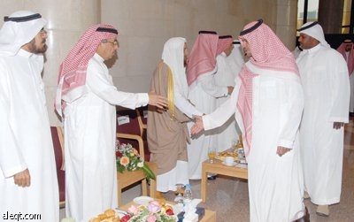 .. وموظفو «التأمينات» يتبادلون التهاني بالمناسبة