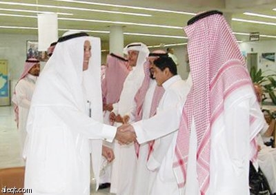 محافظ التحلية يعايد منسوبي المؤسسة