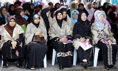 الماليزي محمد انعام اشعري في نزهة مع زوجاته الأربع في كوالالامبور.