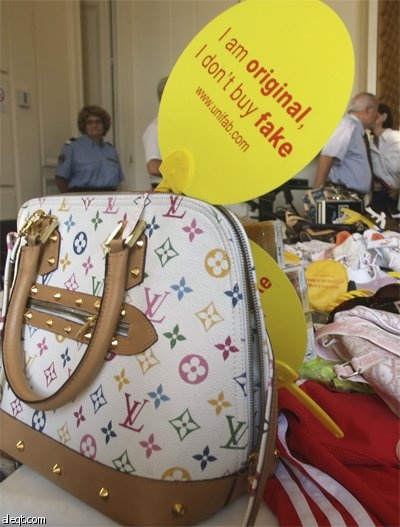 الجمارك الفرنسية دمرت أكثر من 28,000 سلعة مقلدة ضبطت خلال فترة الصيف.