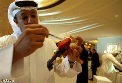 اماراتية تلون نموذج خشبي شبيه بسيارات سباقات الفورمولا1 في أبو ظبي خلال عملية إطلاق البرنامج الترفيهي "يا سلام" المعني بمتابعة آ