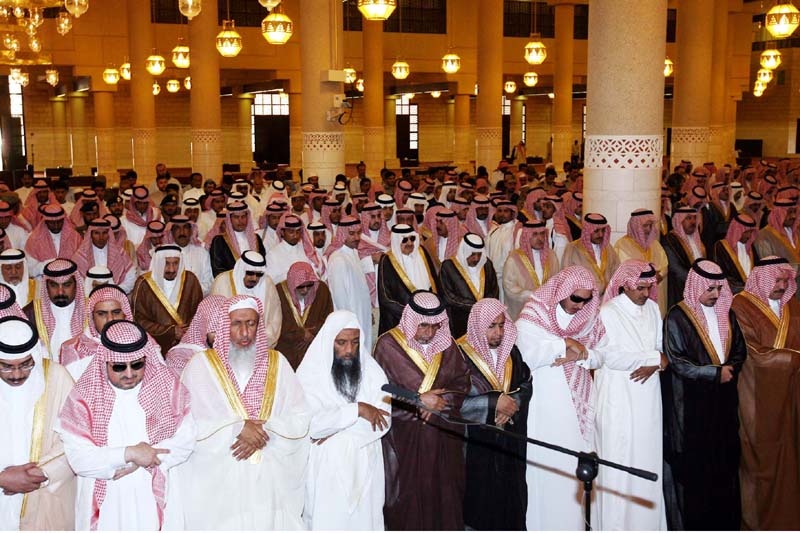 النائب الثاني يؤدي صلاة الميت على الأمير منصور بن محمد بن نواف
