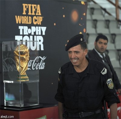 كأس العالم يصل إلى تونس في إطار رحلة يعبر خلالها 32 بلداً أفريقيا قبل أن يحط الرحال في جنوب أفريقيا التي تستضيف نهائيات مونديال 