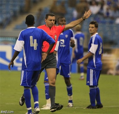 كاد فريق النصر لكرة القدم يعكر فرحة غريمه الهلال وجماهيره بـ "لقب نادي القرن الآسيوي"، عندما تعادلا بهدفين لمثلهما، أمس على ستاد