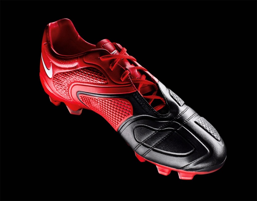 سيسك فابريجاس لاعب خط الوسط في نادي ارسنال في لقطة ترويجية للحذاء الرياضي الجديد Nike CTR360 في لندن.