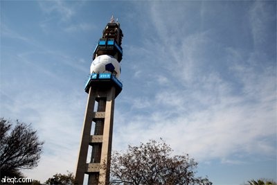 برج The Telkom Lukasrand tower في مدينة بريتوريا (جنوب أفريقيا) والذي يحتوي على كرة تبلغ 50 طن.