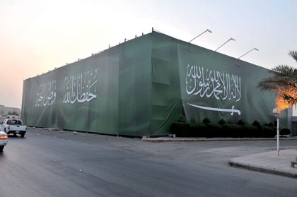 .. ومواطن يوشح جدران استراحته سارية وطنية