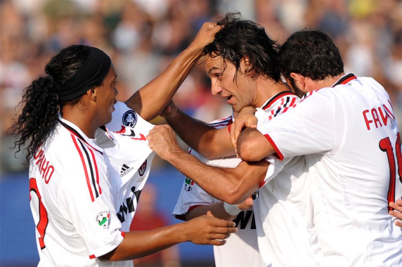البرازيلي رونالدينيو يحتفل مع المدافعين اليساندرو نيستا  وجوزيبي فافالي بعد أن سجل هدفا ضد اتالانتا خلال مباراة في دوري الدرجة ا