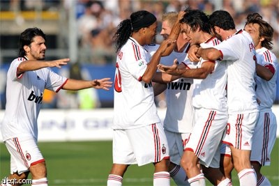 البرازيلي رونالدينيو يحتفل مع المدافعين اليساندرو نيستا  وجوزيبي فافالي بعد أن سجل هدفا ضد اتالانتا خلال مباراة في دوري الدرجة ا