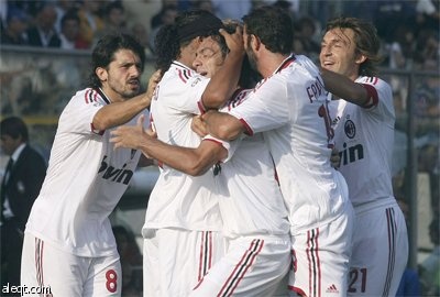 البرازيلي رونالدينيو يحتفل مع المدافعين اليساندرو نيستا  وجوزيبي فافالي بعد أن سجل هدفا ضد اتالانتا خلال مباراة في دوري الدرجة ا
