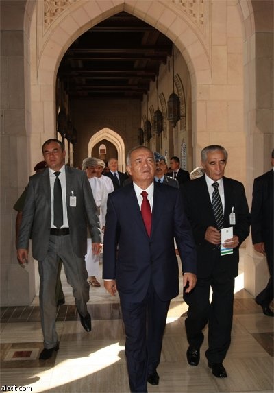 الرئيس الاوزبكستاني يزور جامع السلطان قابوس الأكبر في بوشر
