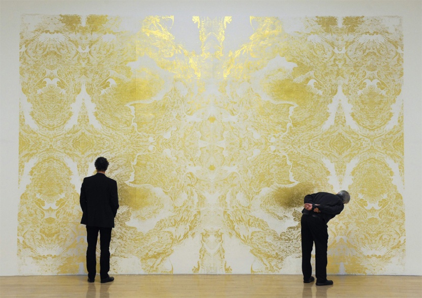 زوار ينظرون إلى العمل الفني "بدون عنوان" للفنان  ريتشارد رايت في معرض  تات tate Britain في لندن.