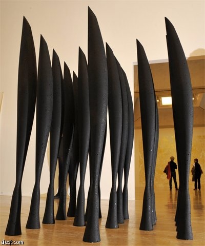 زوار ينظرون إلى العمل الفني "بدون عنوان" للفنان  ريتشارد رايت في معرض  تات tate Britain في لندن.