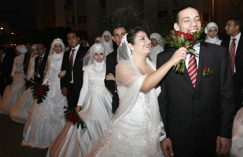 مدينة صيدا تزف 63 زوجاً وزوجة في مدينة رفيق الحريري الرياضية