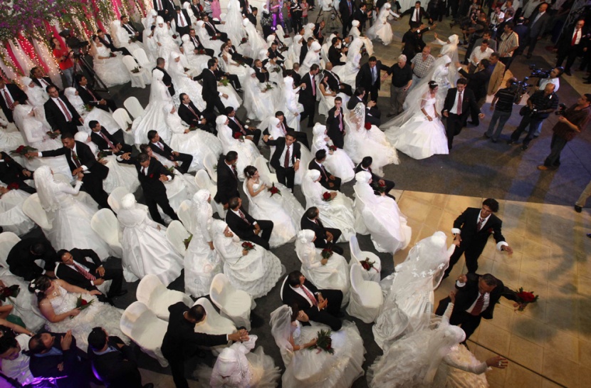 مدينة صيدا تزف 63 زوجاً وزوجة في مدينة رفيق الحريري الرياضية