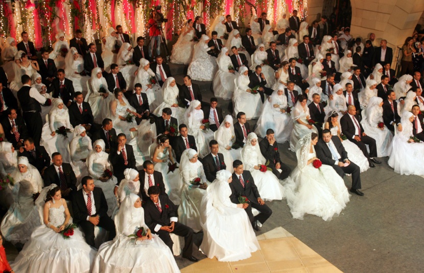 مدينة صيدا تزف 63 زوجاً وزوجة في مدينة رفيق الحريري الرياضية