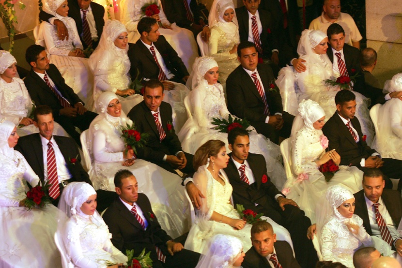 مدينة صيدا تزف 63 زوجاً وزوجة في مدينة رفيق الحريري الرياضية