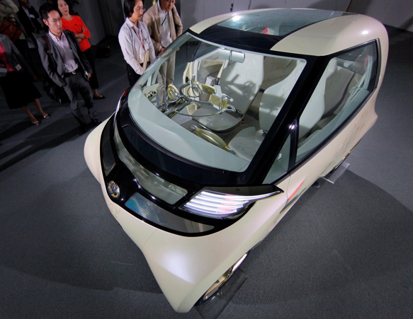 شركة تويوتا تعرض السيارة الهجين FT-EV II في مركز تصميم تويوتا في طوكيو.