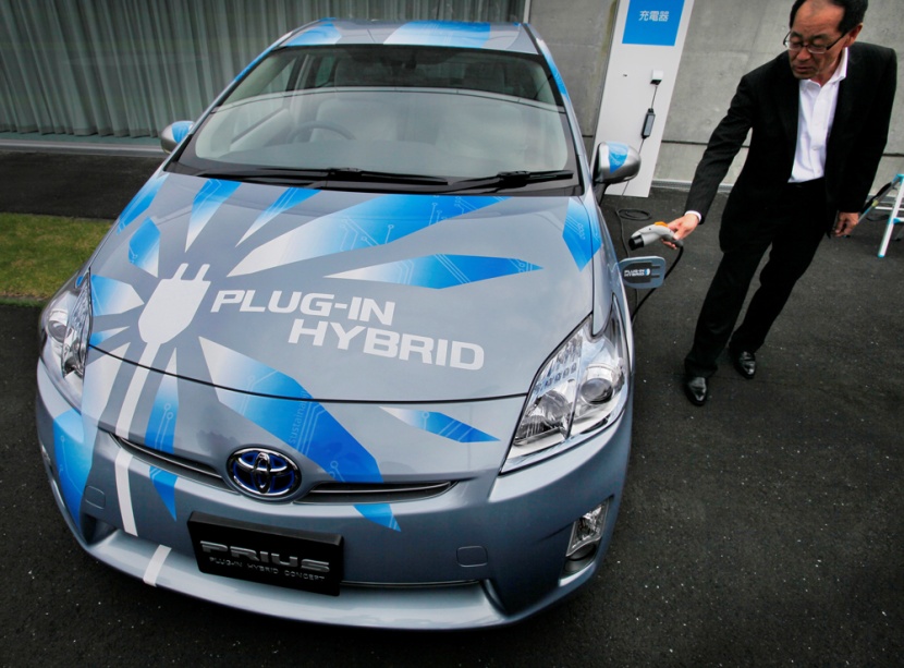 شركة تويوتا تعرض السيارة الهجين Prius في مركز تصميم تويوتا في طوكيو.