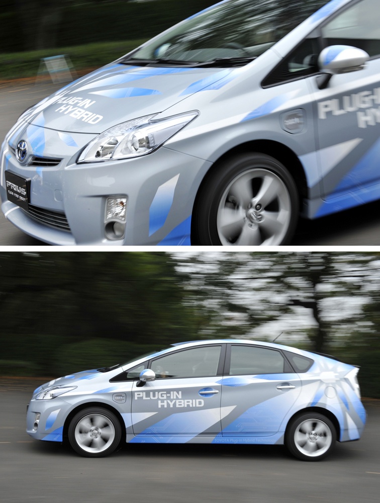 شركة تويوتا تعرض السيارة الهجين Prius في مركز تصميم تويوتا في طوكيو.