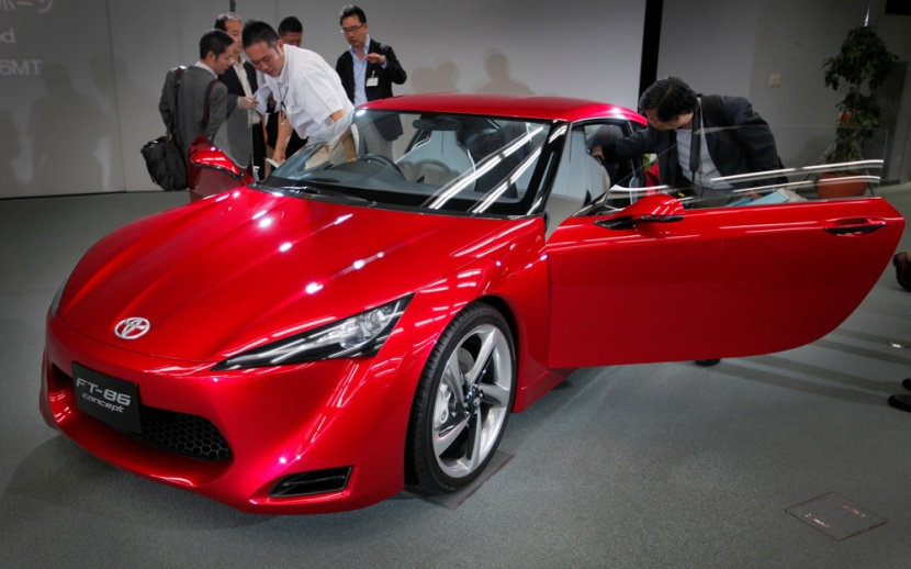 شركة تويوتا موتور تطلق السيارة الجديدة FT-86 المستوحى تصميمها من كورولا الرياضية AE86 التي صممت عام 1980.