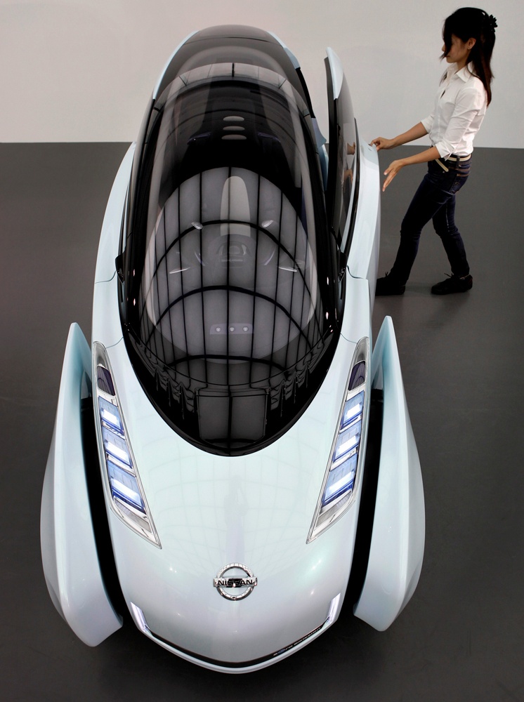 نيسان موتور تطلق السيارة الهجين Land Glider  في معرض طوكيو للسيارات.